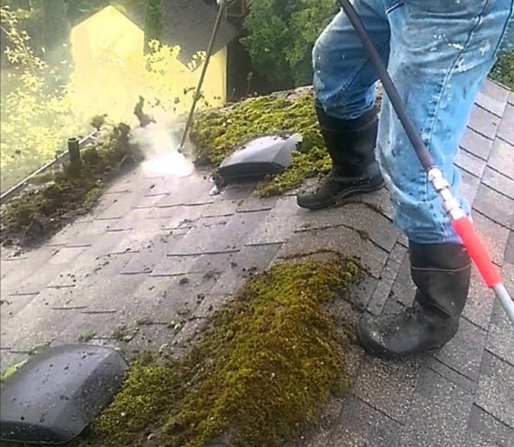 чистка от мха на кровле